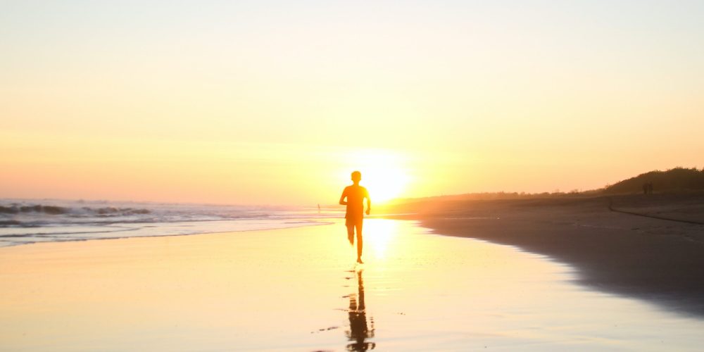 Energiek persoon rent in zonlicht